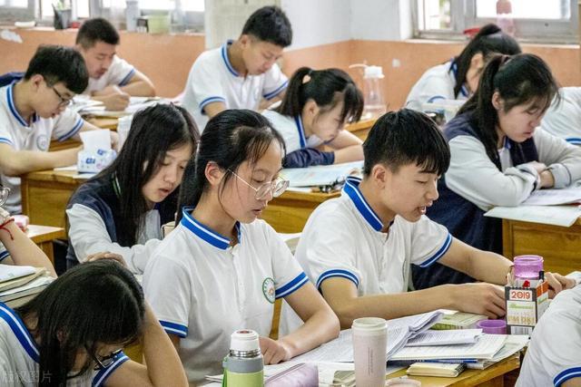 理咨询中心：叛逆期孩子情绪不稳定如何开导AG真人百家家乐app社区青少年叛逆心(图2)
