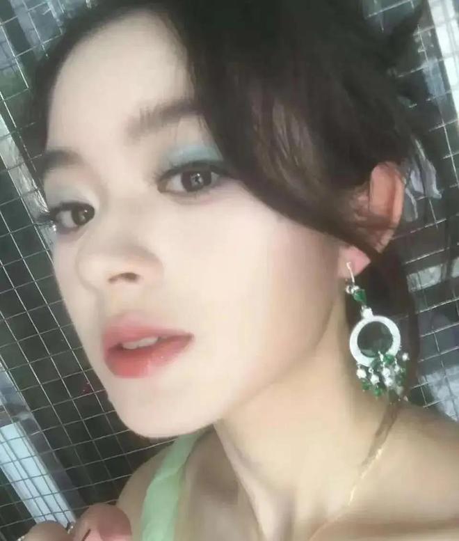 ！奶奶意外登上热搜一家人身份疑都不简单AG真人国际网站黄杨钿甜风波持续发酵(图3)