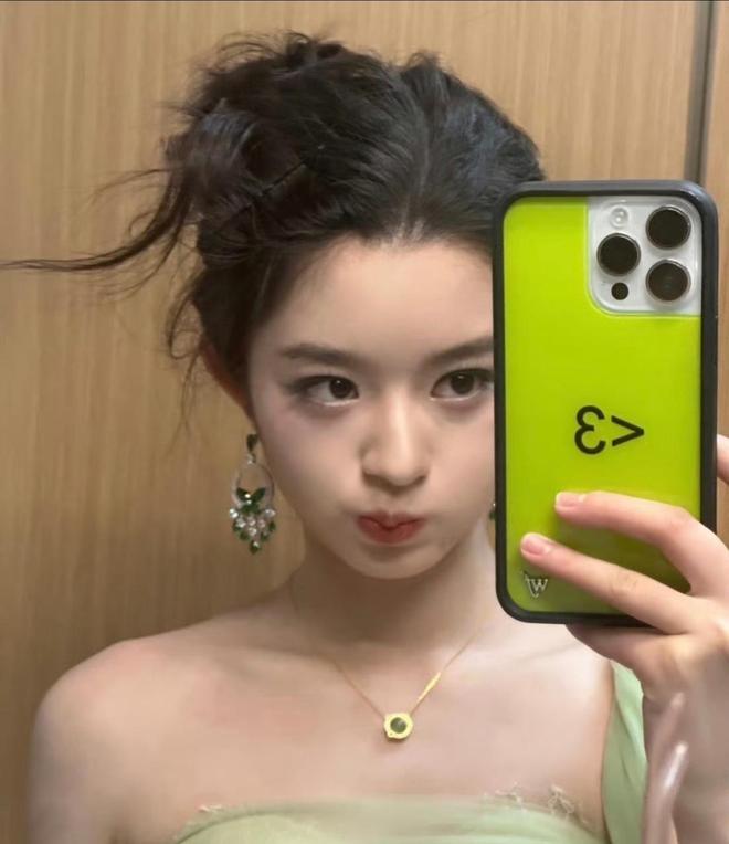 ！奶奶意外登上热搜一家人身份疑都不简单AG真人国际网站黄杨钿甜风波持续发酵(图6)