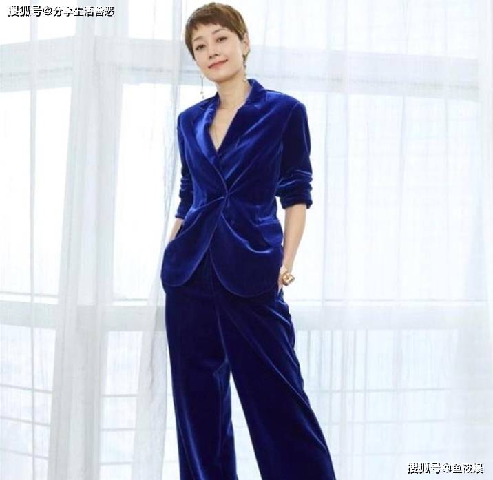 信身穿艳蓝色呢绒西服分外帅气迷人！AG真