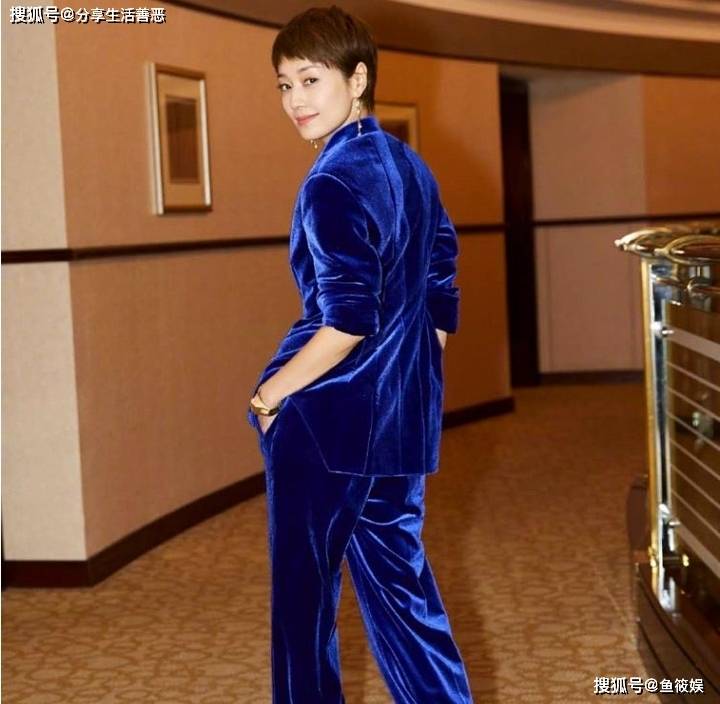 信身穿艳蓝色呢绒西服分外帅气迷人!AG真人app马伊琍终于找回女神自(图2) 信身穿艳蓝色呢绒西服分外帅气迷人!AG真人app马伊琍终于找回女神自(图2)