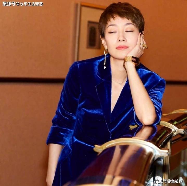 信身穿艳蓝色呢绒西服分外帅气迷人!AG真人app马伊琍终于找回女神自(图4) 信身穿艳蓝色呢绒西服分外帅气迷人!AG真人app马伊琍终于找回女神自(图4)