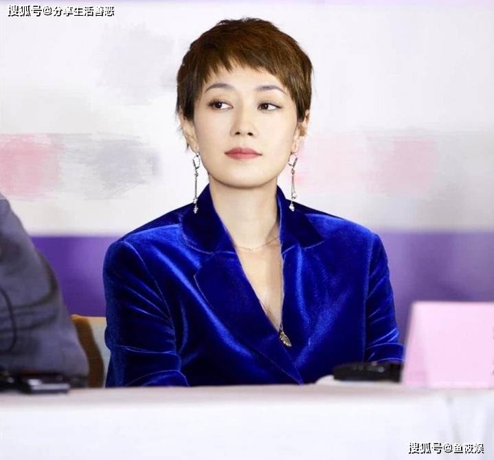 信身穿艳蓝色呢绒西服分外帅气迷人!AG真人app马伊琍终于找回女神自(图5) 信身穿艳蓝色呢绒西服分外帅气迷人!AG真人app马伊琍终于找回女神自(图5)