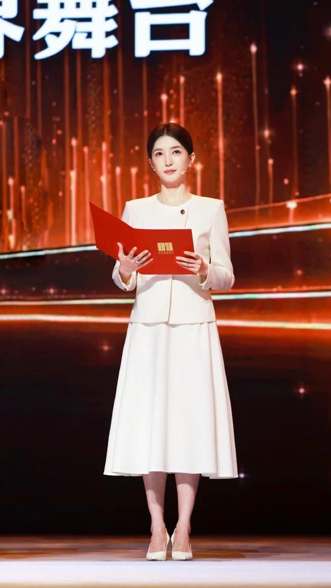 型美回颜值巅峰！穿白色西装套装优雅端庄AG真人app江疏影换回“无刘海”造(图2)