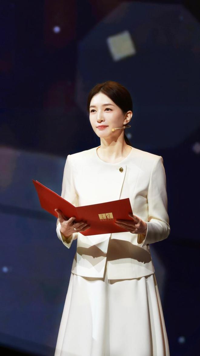 型美回颜值巅峰!穿白色西装套装优雅端庄AG真人app江疏影换回“无刘海”造(图6) 型美回颜值巅峰!穿白色西装套装优雅端庄AG真人app江疏影换回“无刘海”造(图6)