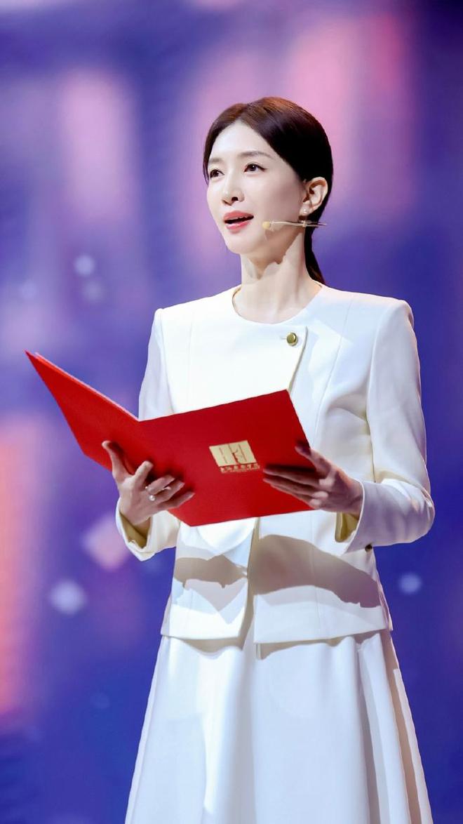 型美回颜值巅峰!穿白色西装套装优雅端庄AG真人app江疏影换回“无刘海”造(图5) 型美回颜值巅峰!穿白色西装套装优雅端庄AG真人app江疏影换回“无刘海”造(图5)