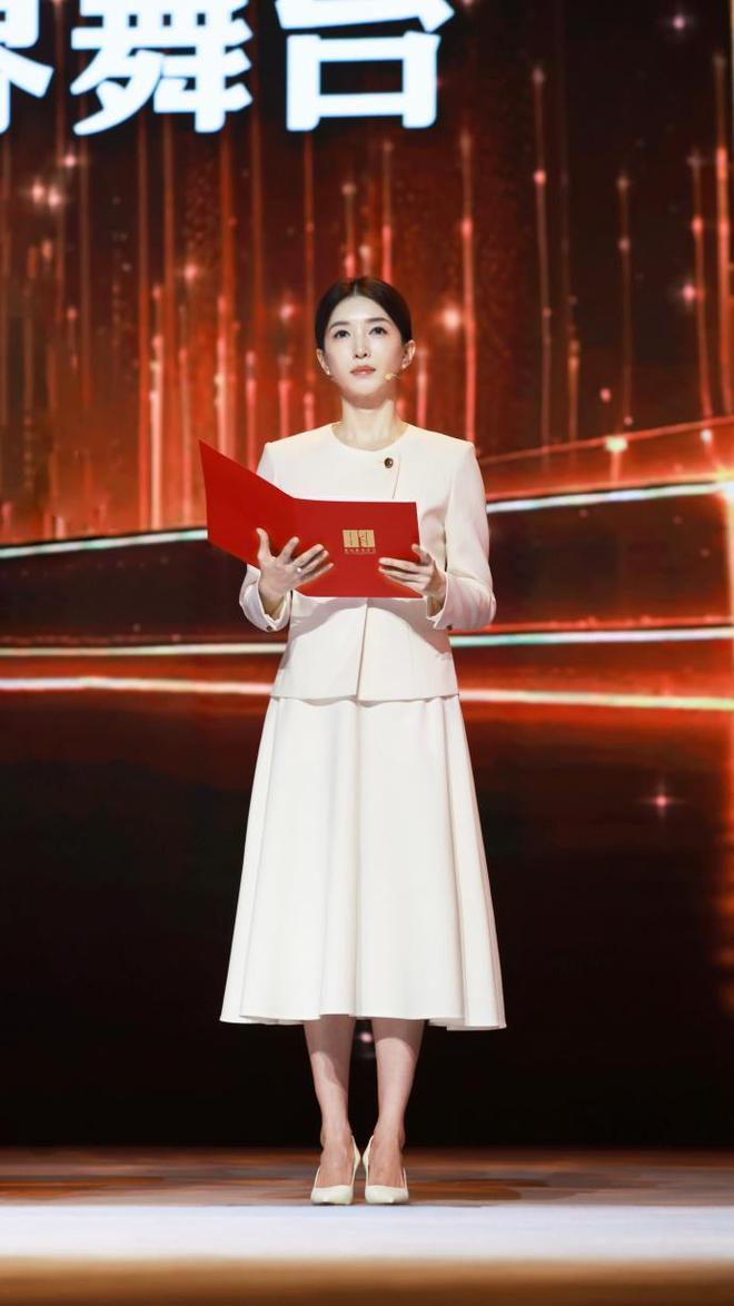 型美回颜值巅峰!穿白色西装套装优雅端庄AG真人app江疏影换回“无刘海”造(图4) 型美回颜值巅峰!穿白色西装套装优雅端庄AG真人app江疏影换回“无刘海”造(图4)