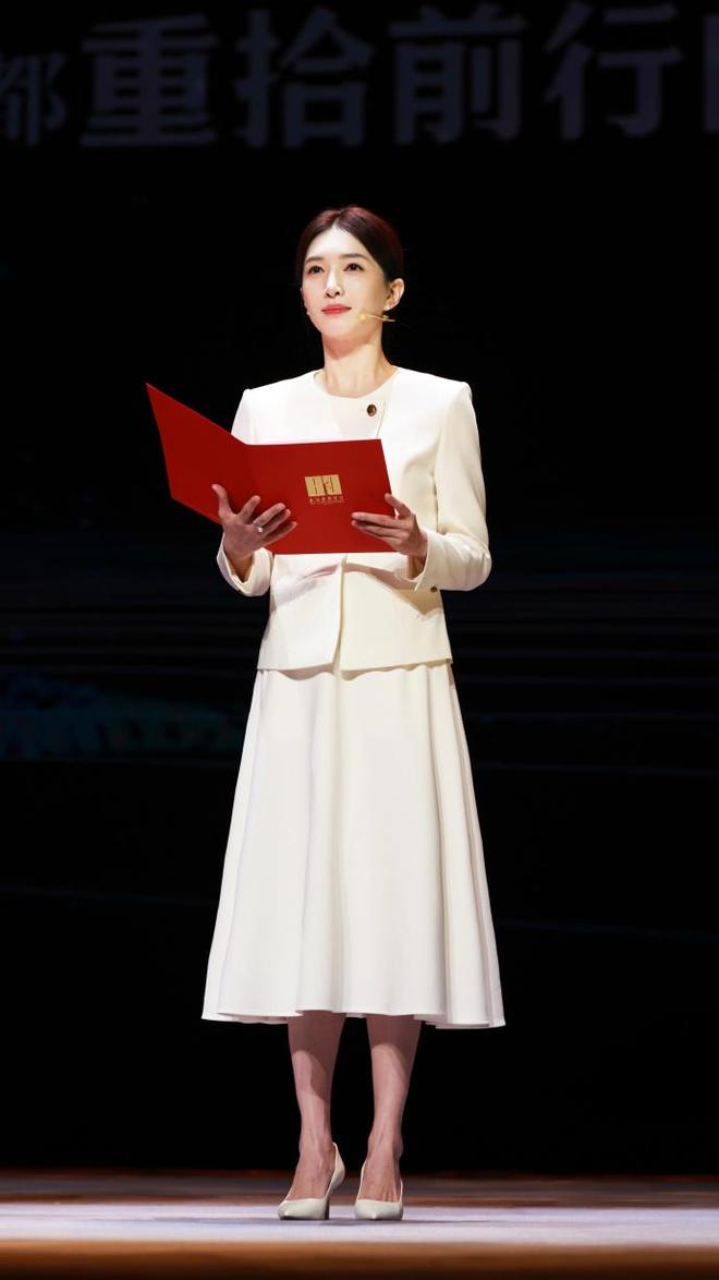 型美回颜值巅峰!穿白色西装套装优雅端庄AG真人app江疏影换回“无刘海”造(图3) 型美回颜值巅峰!穿白色西装套装优雅端庄AG真人app江疏影换回“无刘海”造(图3)