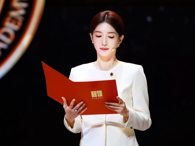 型美回颜值巅峰！穿白色西装套装优雅端庄AG真人app江疏影换回“无刘海”造